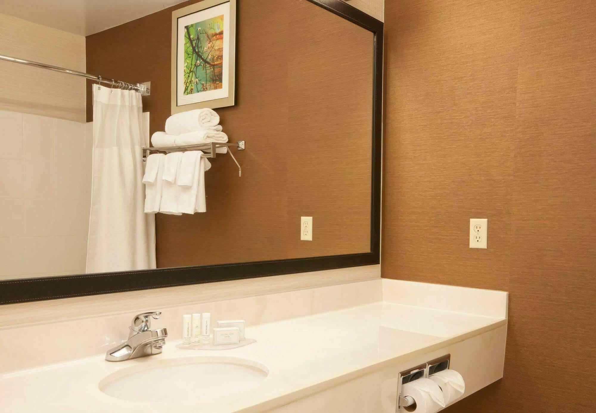 Fairfield And By Marriott Houston Hotel 3*
